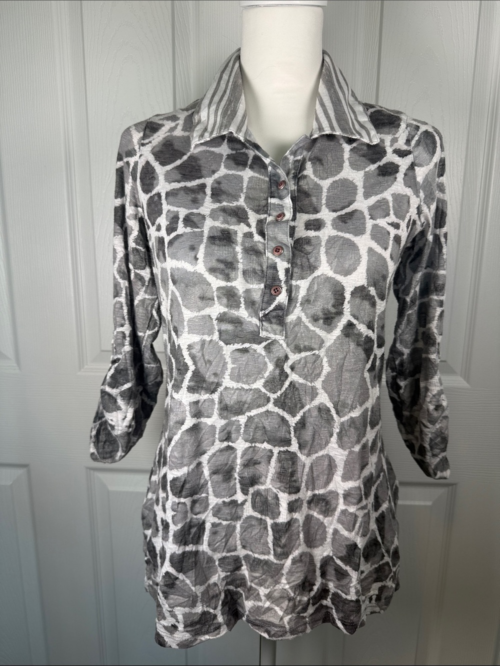 David Cline Gray & White Animal-Print Button-Down Shirt~S